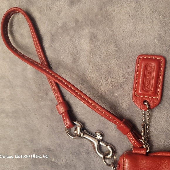0603. EUC ~ Vintage Red ~ COACH Wristlet ~ Lining, Strap & Charm Tag are perfect - Picture 4 of 13